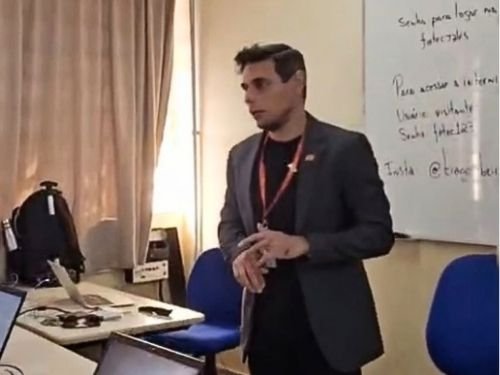 Coordenador ministra capacitação sobre Python para docentes da URE